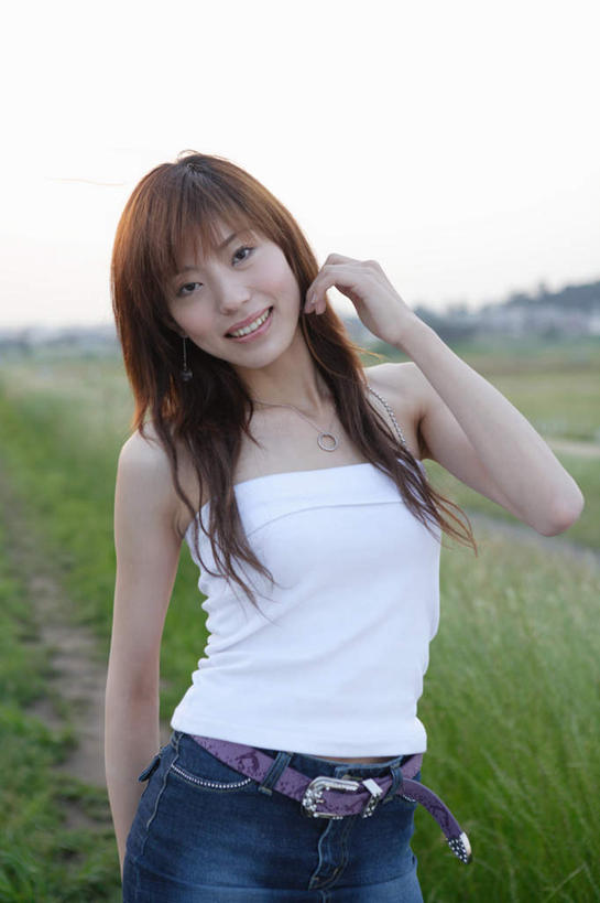 东方人,一个人,站,笑,微笑,露齿笑,竖图,室外,白天,正面,草地,草坪,植物,亚洲,仅一个年轻女性,仅一个女性,仅一个人,服装,云,云朵,云彩,注视,休闲装,黄种人,腰带,草,衣服,绿色,白云,观察,看,站着,休闲,休闲服,服饰,观看,皮带,察看,关注,配饰,裤带,年轻女性,女人,女性,亚洲人,半身,彩图