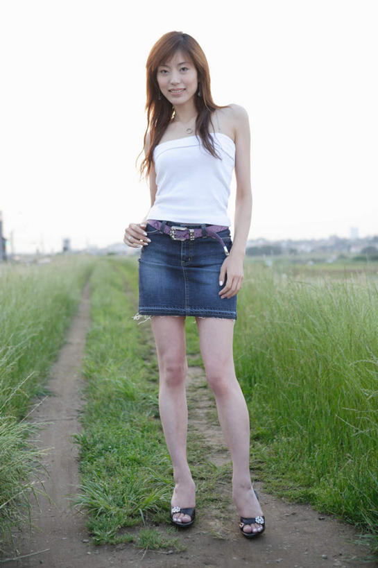 东方人,一个人,站,笑,微笑,露齿笑,竖图,室外,白天,正面,裙子,草地,草坪,植物,亚洲,仅一个年轻女性,仅一个女性,仅一个人,服装,云,云朵,云彩,注视,休闲装,黄种人,草,衣服,绿色,白云,观察,看,站着,休闲,休闲服,短裙,服饰,观看,半身裙,察看,关注,年轻女性,女人,女性,亚洲人,彩图,全身