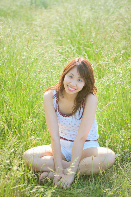 东方人,一个人,坐,笑,盘腿,微笑,露齿笑,竖图,俯视,室外,白天,草地,草坪,植物,亚洲,仅一个年轻女性,仅一个女性,仅一个人,服装,注视,休闲装,黄种人,草,衣服,绿色,观察,看,休闲,休闲服,服饰,观看,察看,关注,年轻女性,女人,女性,亚洲人,盘腿而坐,盘膝,盘着腿的,盘着腿坐,双腿交叉,坐着,彩图,高角度拍摄,全身
