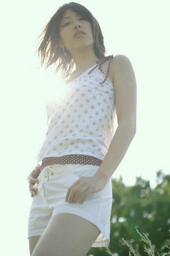 东方人,一个人,站,笑,微笑,竖图,室外,白天,仰视,植物,亚洲,仅一个年轻女性,仅一个女性,仅一个人,服装,云,云朵,云彩,注视,休闲装,黄种人,树,树木,衣服,绿色,白云,自然,观察,看,站着,休闲,休闲服,服饰,生长,成长,观看,察看,关注,年轻女性,女人,女性,亚洲人,半身,彩图,低角度拍摄