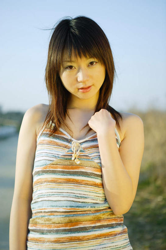 东方人,一个人,站,笑,微笑,竖图,室外,白天,正面,植物,亚洲,仅一个年轻女性,仅一个女性,仅一个人,服装,枯萎,枯草,注视,休闲装,黄种人,草,衣服,黄色,观察,看,站着,休闲,休闲服,服饰,观看,察看,关注,年轻女性,女人,女性,亚洲人,半身,彩图