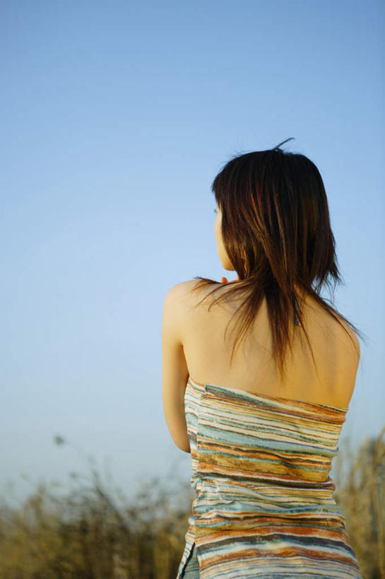 东方人,一个人,站,竖图,室外,白天,仰视,植物,亚洲,仅一个年轻女性,仅一个女性,仅一个人,服装,枯萎,枯草,注视,休闲装,黄种人,草,衣服,黄色,蓝色,蓝天,天空,天,观察,看,站着,休闲,休闲服,服饰,观看,察看,关注,年轻女性,女人,女性,亚洲人,半身,彩图,低角度拍摄