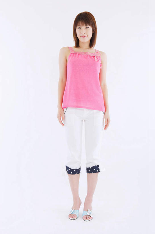 东方人,一个人,站,笑,微笑,竖图,室内,白天,白色背景,正面,亚洲,仅一个年轻女性,仅一个女性,仅一个人,服装,注视,休闲装,黄种人,衣服,粉色,观察,看,站着,休闲,休闲服,摄影,服饰,影棚,观看,察看,关注,年轻女性,女人,女性,亚洲人,彩图,全身,影棚拍摄,拍摄