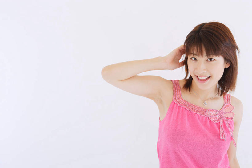 东方人,一个人,站,举,笑,微笑,露齿笑,横图,室内,白天,白色背景,正面,亚洲,仅一个年轻女性,仅一个女性,仅一个人,服装,注视,休闲装,黄种人,衣服,粉色,观察,看,托,站着,休闲,休闲服,摄影,服饰,影棚,观看,察看,关注,年轻女性,女人,女性,亚洲人,举起,举手,举着,向上举,向上伸,向上托,半身,彩图,影棚拍摄,拍摄