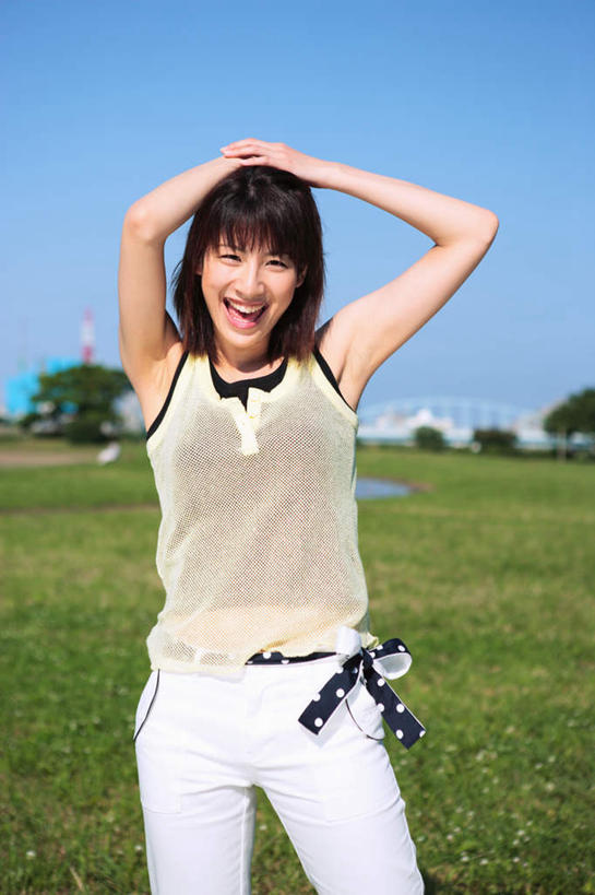 东方人,一个人,站,笑,微笑,竖图,室外,白天,正面,草地,草坪,植物,亚洲,仅一个年轻女性,仅一个女性,仅一个人,服装,注视,休闲装,黄种人,草,衣服,蓝色,绿色,蓝天,天空,天,观察,看,站着,休闲,休闲服,服饰,观看,察看,关注,年轻女性,女人,女性,亚洲人,半身,彩图