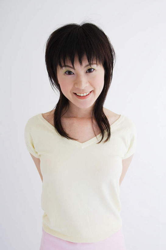 东方人,一个人,站,笑,微笑,露齿笑,竖图,室外,白天,白色背景,正面,亚洲,仅一个年轻女性,仅一个女性,仅一个人,服装,注视,休闲装,黄种人,衣服,观察,看,站着,休闲,休闲服,摄影,服饰,影棚,观看,察看,关注,年轻女性,女人,女性,亚洲人,半身,彩图,影棚拍摄,拍摄