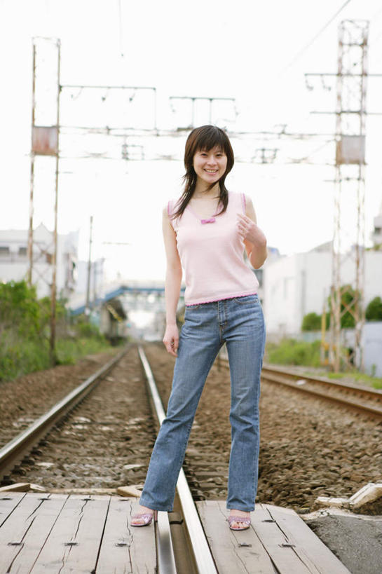 东方人,一个人,站,笑,微笑,竖图,室外,白天,正面,植物,亚洲,仅一个年轻女性,仅一个女性,仅一个人,服装,朦胧,模糊,轨道,铁轨,注视,休闲装,黄种人,树,树木,衣服,绿色,自然,观察,看,站着,休闲,休闲服,服饰,生长,成长,观看,察看,关注,年轻女性,女人,女性,亚洲人,彩图,全身