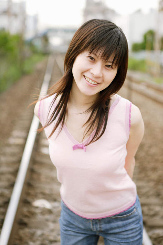 东方人,一个人,站,笑,微笑,竖图,室外,白天,正面,植物,亚洲,仅一个年轻女性,仅一个女性,仅一个人,服装,朦胧,模糊,轨道,铁轨,注视,休闲装,黄种人,树,树木,衣服,绿色,自然,观察,看,站着,休闲,休闲服,服饰,生长,成长,观看,察看,关注,年轻女性,女人,女性,亚洲人,半身,彩图