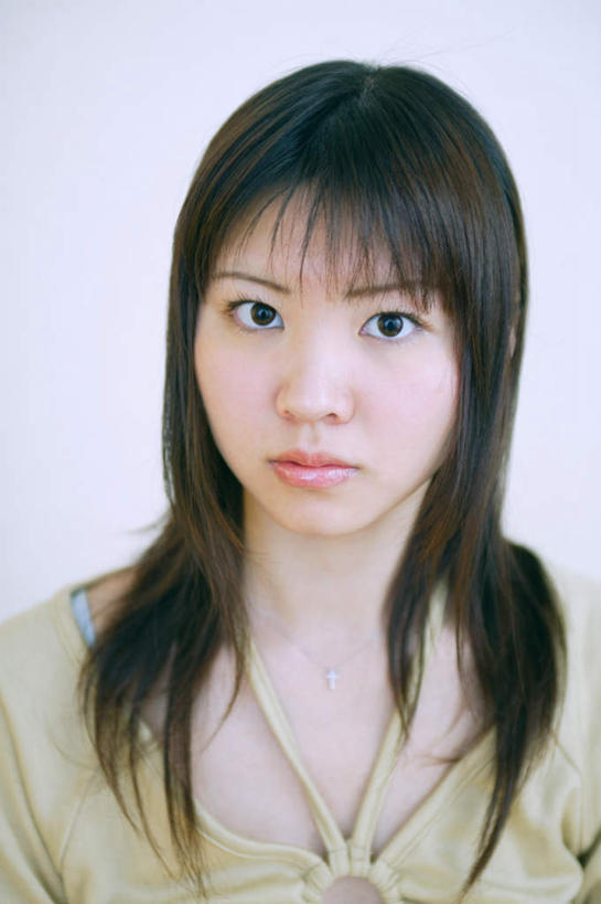 东方人,一个人,站,笑,微笑,竖图,室内,白天,白色背景,正面,亚洲,仅一个年轻女性,仅一个女性,仅一个人,服装,注视,休闲装,黄种人,衣服,观察,看,站着,休闲,休闲服,摄影,服饰,影棚,观看,察看,关注,年轻女性,女人,女性,亚洲人,半身,彩图,影棚拍摄,拍摄