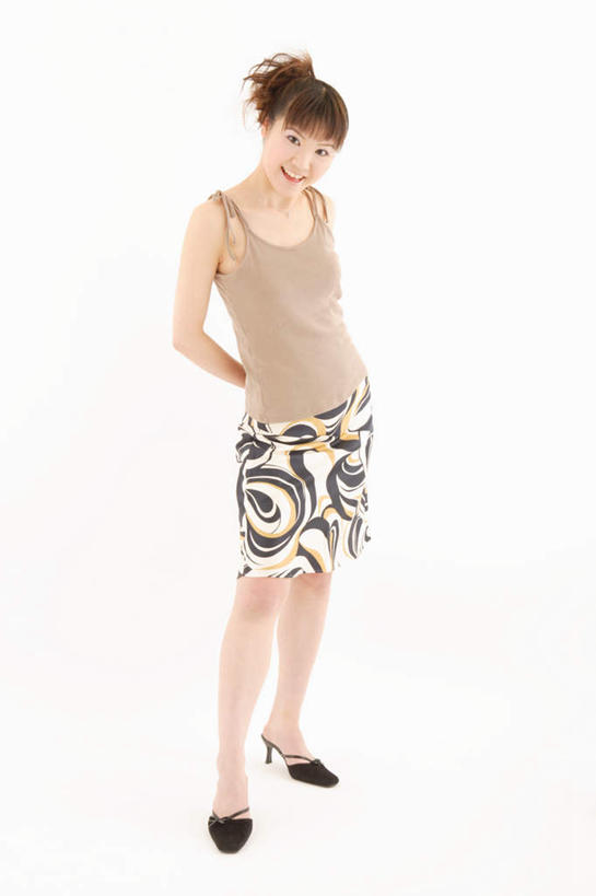 东方人,一个人,站,笑,微笑,露齿笑,竖图,室内,白天,白色背景,正面,裙子,吊带,亚洲,仅一个年轻女性,仅一个女性,仅一个人,服装,注视,吊带衫,休闲装,黄种人,衣服,观察,看,站着,休闲,休闲服,短裙,摄影,服饰,影棚,观看,半身裙,察看,关注,背手,年轻女性,女人,女性,亚洲人,彩图,全身,影棚拍摄,拍摄