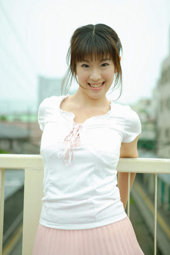 东方人,一个人,栏杆,站,笑,微笑,露齿笑,竖图,室外,白天,正面,亚洲,仅一个年轻女性,仅一个女性,仅一个人,服装,围栏,注视,休闲装,黄种人,护栏,衣服,观察,看,站着,休闲,休闲服,服饰,观看,察看,关注,年轻女性,女人,女性,亚洲人,半身,彩图