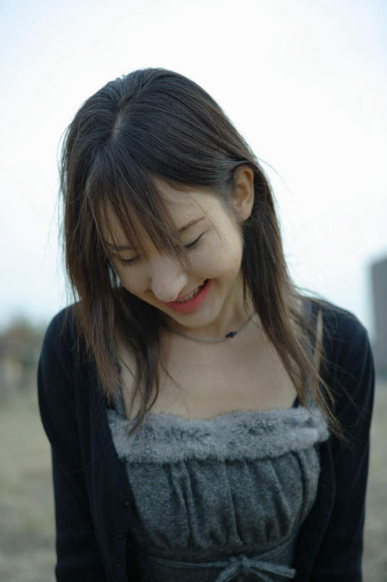 东方人,一个人,站,笑,微笑,露齿笑,竖图,室内,白天,正面,裙子,亚洲,仅一个年轻女性,仅一个女性,仅一个人,连衣裙,服装,注视,休闲装,黄种人,衣服,低头,观察,看,站着,休闲,休闲服,服饰,观看,察看,关注,年轻女性,女人,女性,亚洲人,半身,彩图