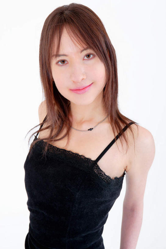 东方人,一个人,站,笑,微笑,竖图,室内,白天,白色背景,正面,吊带,亚洲,仅一个年轻女性,仅一个女性,仅一个人,服装,注视,吊带衫,休闲装,黄种人,衣服,黑色,观察,看,站着,休闲,休闲服,摄影,服饰,影棚,观看,察看,关注,年轻女性,女人,女性,亚洲人,半身,彩图,影棚拍摄,拍摄