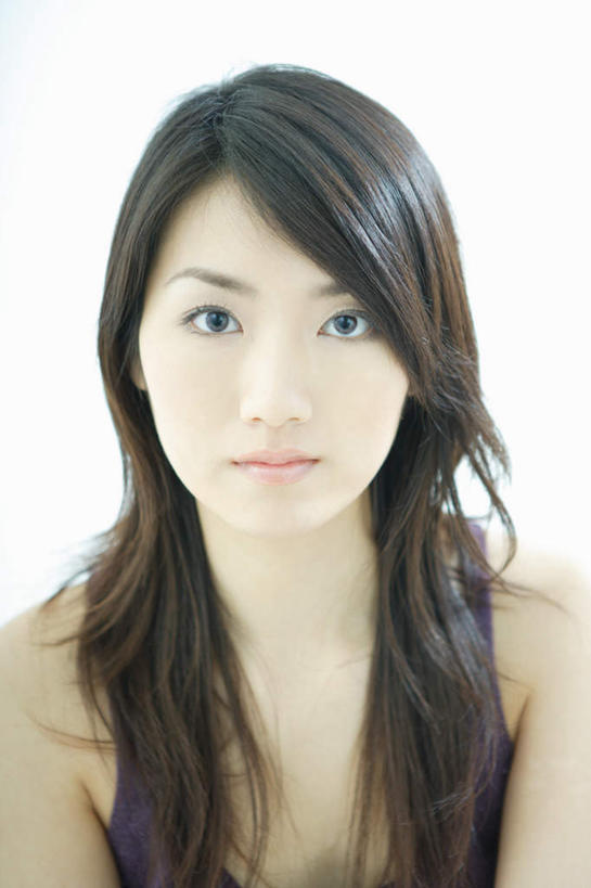 东方人,一个人,站,笑,微笑,竖图,室内,白天,白色背景,正面,亚洲,仅一个年轻女性,仅一个女性,仅一个人,服装,注视,休闲装,黄种人,衣服,观察,看,站着,休闲,休闲服,摄影,服饰,影棚,观看,察看,关注,年轻女性,女人,女性,亚洲人,半身,彩图,影棚拍摄,拍摄