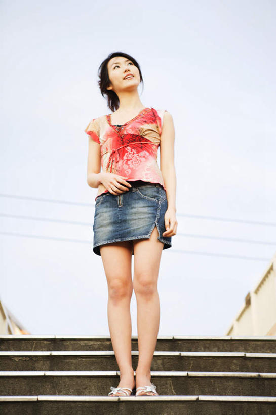 东方人,一个人,站,笑,微笑,露齿笑,竖图,室外,白天,仰视,裙子,楼梯,亚洲,仅一个年轻女性,仅一个女性,仅一个人,服装,阶梯,注视,休闲装,黄种人,台阶,衣服,观察,看,站着,休闲,休闲服,短裙,服饰,观看,半身裙,察看,关注,年轻女性,女人,女性,亚洲人,彩图,低角度拍摄,全身