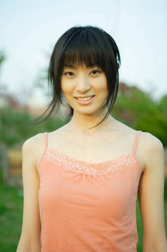 东方人,一个人,站,笑,微笑,露齿笑,竖图,室外,白天,正面,草地,草坪,植物,亚洲,仅一个年轻女性,仅一个女性,仅一个人,服装,朦胧,模糊,注视,休闲装,黄种人,草,衣服,绿色,观察,看,站着,休闲,休闲服,服饰,观看,察看,关注,年轻女性,女人,女性,亚洲人,半身,彩图