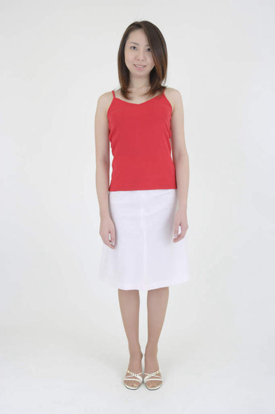 东方人,一个人,站,笑,微笑,竖图,室内,白天,白色背景,正面,裙子,吊带,亚洲,仅一个年轻女性,仅一个女性,仅一个人,服装,注视,吊带衫,休闲装,黄种人,衣服,红色,观察,看,站着,休闲,休闲服,短裙,摄影,服饰,影棚,观看,半身裙,察看,关注,年轻女性,女人,女性,亚洲人,彩图,全身,影棚拍摄,拍摄