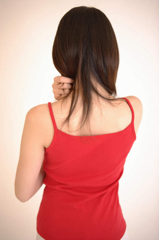 东方人,一个人,站,竖图,室内,白天,白色背景,亚洲,仅一个年轻女性,仅一个女性,仅一个人,服装,注视,吊带衫,休闲装,黄种人,背面,衣服,红色,观察,看,站着,休闲,休闲服,摄影,服饰,影棚,观看,察看,关注,年轻女性,女人,女性,亚洲人,半身,彩图,影棚拍摄,拍摄