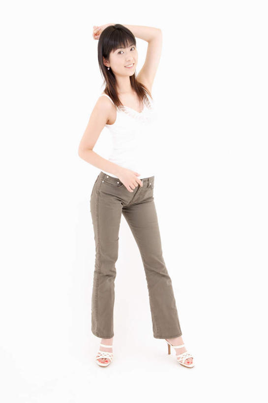 东方人,一个人,站,举,笑,微笑,露齿笑,竖图,室内,白天,白色背景,正面,亚洲,仅一个年轻女性,仅一个女性,仅一个人,服装,注视,休闲装,黄种人,衣服,观察,看,托,站着,休闲,休闲服,摄影,服饰,影棚,观看,察看,关注,年轻女性,女人,女性,亚洲人,举起,举手,举着,向上举,向上伸,向上托,彩图,全身,影棚拍摄,拍摄