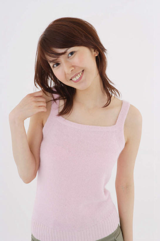 东方人,一个人,站,笑,微笑,露齿笑,竖图,室内,白天,白色背景,正面,亚洲,仅一个年轻女性,仅一个女性,仅一个人,服装,注视,休闲装,黄种人,衣服,观察,看,站着,休闲,休闲服,摄影,服饰,影棚,观看,察看,关注,年轻女性,女人,女性,亚洲人,半身,彩图,影棚拍摄,拍摄