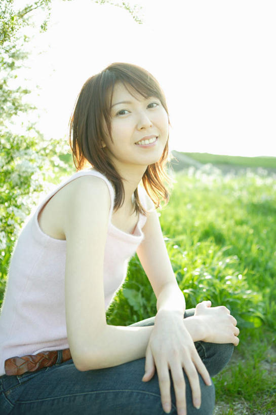 东方人,一个人,坐,笑,微笑,露齿笑,竖图,室内,白天,侧面,草地,草坪,植物,亚洲,仅一个年轻女性,仅一个女性,仅一个人,服装,注视,休闲装,黄种人,草,衣服,绿色,观察,看,休闲,休闲服,服饰,观看,察看,关注,年轻女性,女人,女性,亚洲人,坐着,半身,彩图