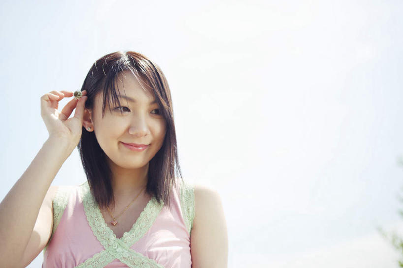 东方人,一个人,站,笑,微笑,露齿笑,横图,室外,白天,正面,亚洲,仅一个年轻女性,仅一个女性,仅一个人,服装,注视,休闲装,黄种人,衣服,观察,看,站着,休闲,休闲服,服饰,观看,察看,关注,年轻女性,女人,女性,亚洲人,半身,彩图