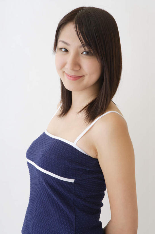 东方人,一个人,站,笑,微笑,露齿笑,竖图,室内,白天,白色背景,正面,裙子,亚洲,仅一个年轻女性,仅一个女性,仅一个人,连衣裙,服装,注视,休闲装,黄种人,衣服,观察,看,站着,休闲,休闲服,摄影,服饰,影棚,观看,吊带裙,察看,关注,年轻女性,女人,女性,亚洲人,半身,彩图,影棚拍摄,拍摄