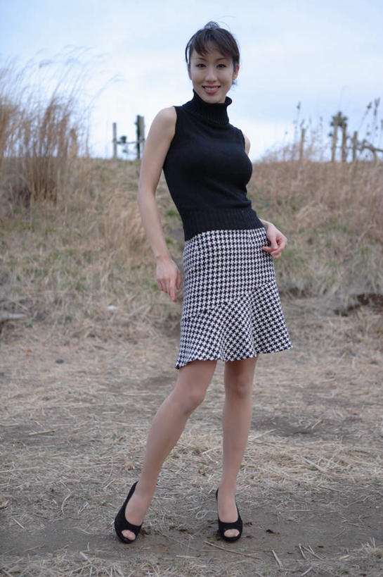 东方人,一个人,站,笑,微笑,露齿笑,竖图,室外,白天,正面,植物,亚洲,仅一个年轻女性,仅一个女性,仅一个人,服装,枯萎,枯草,注视,休闲装,黄种人,草,衣服,黄色,观察,看,站着,休闲,休闲服,服饰,观看,察看,关注,年轻女性,女人,女性,亚洲人,站立,彩图,全身