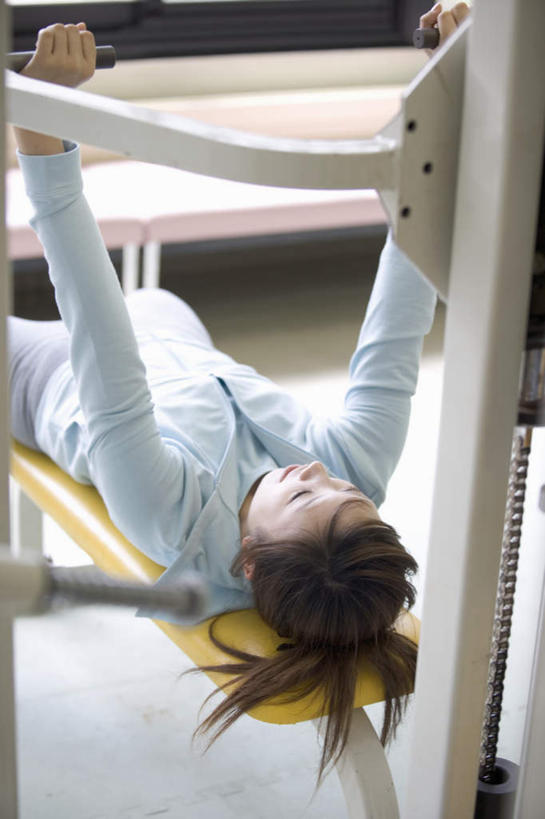 东方人,一个人,健身房,躺,举,竖图,室内,白天,侧面,锻炼,运动,举重,亚洲,仅一个年轻女性,仅一个女性,仅一个人,服装,注视,休闲装,黄种人,衣服,观察,看,托,休闲,休闲服,服饰,观看,察看,关注,体育,年轻女性,女人,女性,亚洲人,举起,举手,举着,躺着,向上举,向上伸,向上托,半身,彩图,健身,健身馆