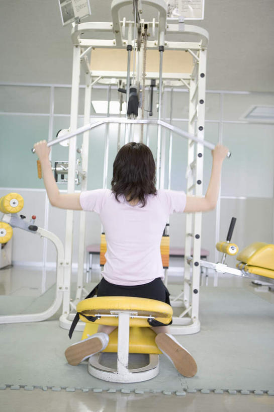 东方人,一个人,健身房,坐,伸展双臂,竖图,室内,白天,锻炼,运动,举重,亚洲,仅一个年轻女性,仅一个女性,仅一个人,服装,注视,休闲装,黄种人,背面,衣服,观察,看,休闲,休闲服,服饰,观看,察看,关注,体育,年轻女性,女人,女性,亚洲人,敞开双臂,伸开双臂,展开双肩,张开手臂,张开双臂,坐着,彩图,全身,健身,健身馆