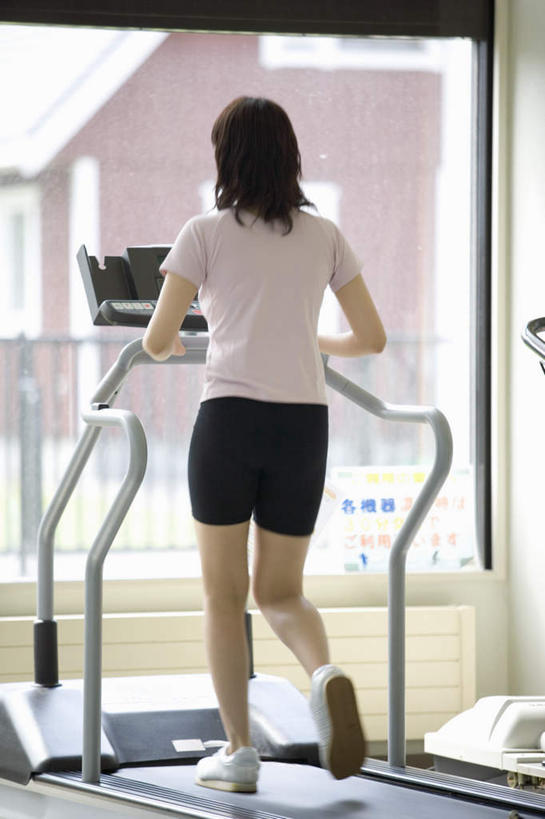 东方人,一个人,健身房,跑,竖图,室内,白天,锻炼,运动,窗户,亚洲,仅一个年轻女性,仅一个女性,仅一个人,服装,注视,休闲装,黄种人,运动器械,玻璃窗,背面,衣服,观察,看,休闲,休闲服,健身器械,服饰,观看,察看,关注,健身器材,体育,年轻女性,女人,女性,亚洲人,跑步,彩图,全身,健身,健身馆,运动器材,跑步机