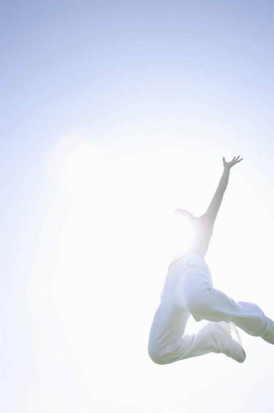 东方人,一个人,跳,举,伸展双臂,竖图,室外,白天,仰视,亚洲,仅一个年轻女性,仅一个女性,仅一个人,服装,半空,背光,注视,休闲装,黄种人,衣服,蓝色,蓝天,天空,天,观察,看,托,休闲,休闲服,服饰,观看,察看,关注,逆光,年轻女性,女人,女性,亚洲人,敞开双臂,举起,举手,举着,伸开双臂,跳跃,向上举,向上伸,向上托,展开双肩,张开手臂,张开双臂,彩图,低角度拍摄,全身