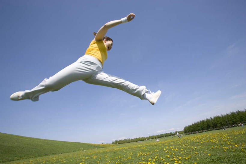 东方人,一个人,跳,伸展双臂,横图,室外,白天,仰视,亚洲,仅一个年轻女性,仅一个女性,仅一个人,服装,半空,注视,休闲装,黄种人,衣服,蓝色,蓝天,天空,天,观察,看,休闲,休闲服,服饰,观看,张开双腿,察看,关注,展开双腿,年轻女性,女人,女性,亚洲人,敞开双臂,伸开双臂,跳跃,展开双肩,张开手臂,张开双臂,彩图,低角度拍摄,全身,伸展双腿