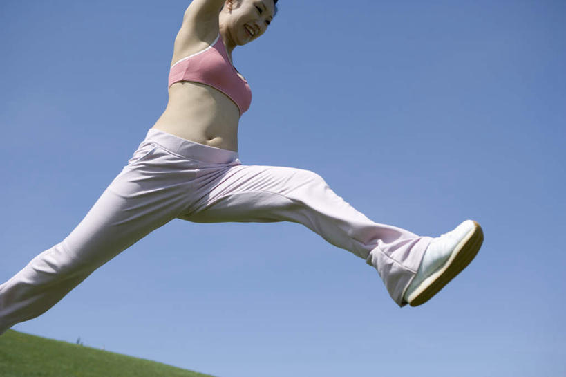 东方人,一个人,跳,伸展双臂,横图,室外,白天,仰视,亚洲,仅一个年轻女性,仅一个女性,仅一个人,服装,半空,注视,休闲装,黄种人,衣服,蓝色,蓝天,天空,天,观察,看,休闲,休闲服,服饰,观看,张开双腿,察看,关注,展开双腿,年轻女性,女人,女性,亚洲人,敞开双臂,伸开双臂,跳跃,展开双肩,张开手臂,张开双臂,半身,彩图,低角度拍摄,伸展双腿