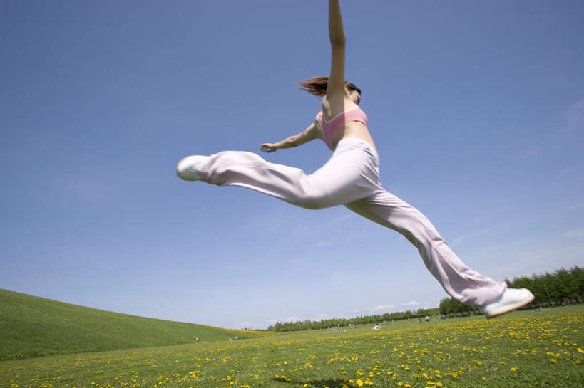 东方人,一个人,跳,伸展双臂,横图,室外,白天,仰视,亚洲,仅一个年轻女性,仅一个女性,仅一个人,服装,半空,注视,休闲装,黄种人,衣服,蓝色,蓝天,天空,天,观察,看,休闲,休闲服,服饰,观看,张开双腿,察看,关注,展开双腿,年轻女性,女人,女性,亚洲人,敞开双臂,伸开双臂,跳跃,展开双肩,张开手臂,张开双臂,半身,彩图,低角度拍摄,伸展双腿