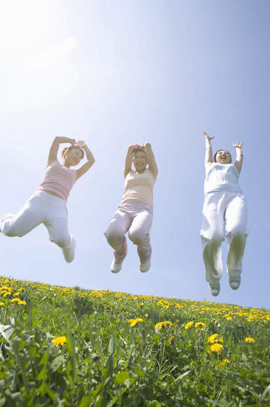 东方人,三个人,伙伴,朋友,跳,竖图,室外,白天,仰视,友谊,草地,草坪,植物,亚洲,服装,盛开,半空,花蕾,注视,休闲装,黄种人,草,花,花瓣,花朵,鲜花,衣服,蓝色,绿色,蓝天,天空,天,花苞,花蕊,观察,看,休闲,休闲服,服饰,观看,察看,关注,友情,年轻女性,女人,女性,亚洲人,跳跃,彩图,低角度拍摄,全身