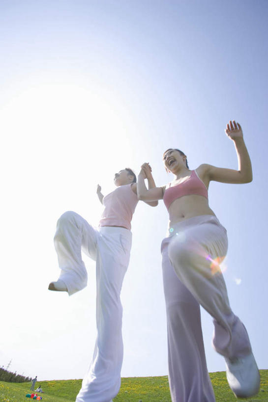 东方人,两个人,伙伴,朋友,跳,竖图,室外,白天,仰视,友谊,草地,草坪,植物,亚洲,服装,盛开,半空,花蕾,注视,休闲装,黄种人,草,花,花瓣,花朵,鲜花,衣服,蓝色,绿色,蓝天,天空,天,花苞,花蕊,观察,看,休闲,休闲服,服饰,观看,察看,关注,友情,年轻女性,女人,女性,亚洲人,跳跃,半身,彩图,低角度拍摄