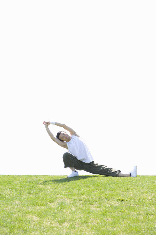 东方人,一个人,蹲,伸展双臂,竖图,室外,白天,正面,锻炼,瑜伽,运动,草地,草坪,植物,亚洲,仅一个男性,仅一个人,弯腰,服装,注视,休闲装,黄种人,草,仅一个年轻男性,衣服,蓝色,绿色,蓝天,天空,天,观察,看,休闲,休闲服,养生,服饰,观看,察看,关注,弯身,体育,男人,男性,年轻男性,亚洲人,敞开双臂,蹲着,伸开双臂,展开双肩,张开手臂,张开双臂,彩图,全身,健身