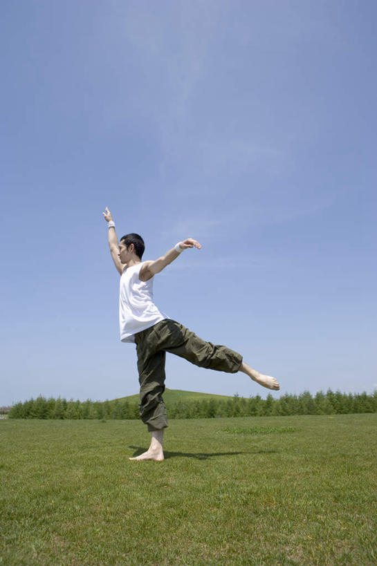 东方人,一个人,站,举,伸展双臂,竖图,室外,白天,侧面,锻炼,瑜伽,运动,草地,草坪,植物,亚洲,仅一个男性,仅一个人,服装,注视,休闲装,黄种人,草,仅一个年轻男性,衣服,蓝色,绿色,蓝天,天空,天,观察,看,托,站着,休闲,休闲服,养生,服饰,观看,张开双腿,察看,关注,展开双腿,体育,男人,男性,年轻男性,亚洲人,敞开双臂,举起,举手,举着,伸开双臂,向上举,向上伸,向上托,展开双肩,站立,张开手臂,张开双臂,彩图,全身,健身,伸展双腿