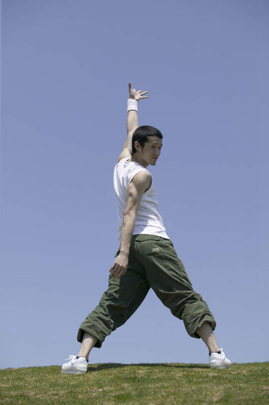 东方人,一个人,站,举,伸展双臂,竖图,室外,白天,锻炼,瑜伽,运动,草地,草坪,植物,亚洲,仅一个男性,仅一个人,服装,注视,休闲装,黄种人,草,仅一个年轻男性,背面,衣服,蓝色,绿色,蓝天,天空,天,观察,看,托,站着,休闲,休闲服,养生,服饰,观看,张开双腿,察看,关注,展开双腿,体育,男人,男性,年轻男性,亚洲人,敞开双臂,举起,举手,举着,伸开双臂,向上举,向上伸,向上托,展开双肩,站立,张开手臂,张开双臂,彩图,全身,健身,伸展双腿