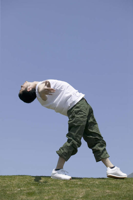 东方人,一个人,站,伸展双臂,竖图,室外,白天,侧面,锻炼,瑜伽,运动,草地,草坪,植物,亚洲,仅一个男性,仅一个人,弯腰,服装,注视,休闲装,黄种人,草,仅一个年轻男性,衣服,蓝色,绿色,蓝天,天空,天,观察,看,站着,休闲,休闲服,养生,服饰,观看,察看,关注,弯身,体育,男人,男性,年轻男性,亚洲人,敞开双臂,伸开双臂,展开双肩,站立,张开手臂,张开双臂,彩图,全身,健身