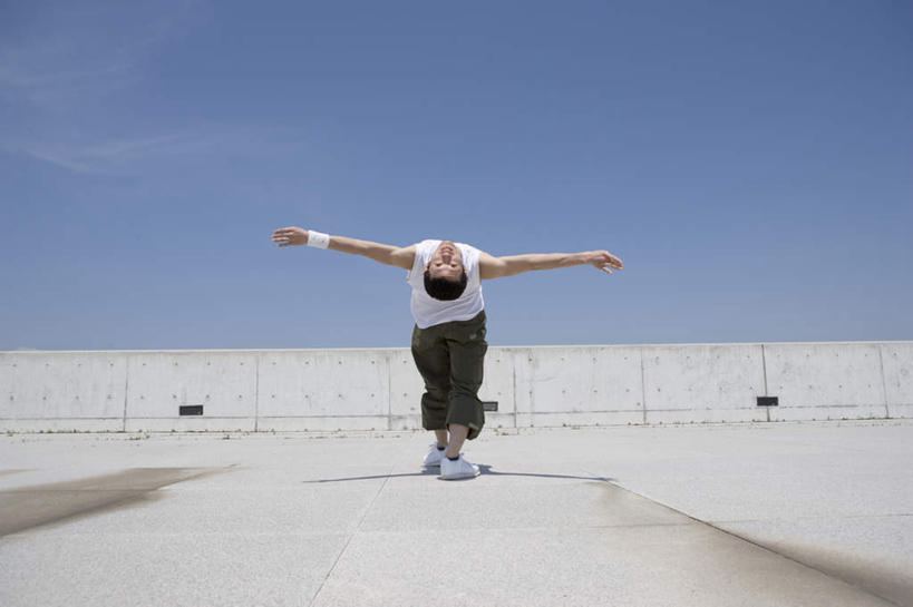 东方人,一个人,站,伸展双臂,横图,室外,白天,锻炼,瑜伽,运动,草地,草坪,植物,亚洲,仅一个男性,仅一个人,弯腰,服装,注视,休闲装,黄种人,草,仅一个年轻男性,背面,衣服,蓝色,绿色,蓝天,天空,天,观察,看,站着,休闲,休闲服,养生,服饰,观看,察看,关注,弯身,体育,男人,男性,年轻男性,亚洲人,敞开双臂,伸开双臂,展开双肩,站立,张开手臂,张开双臂,彩图,全身,健身