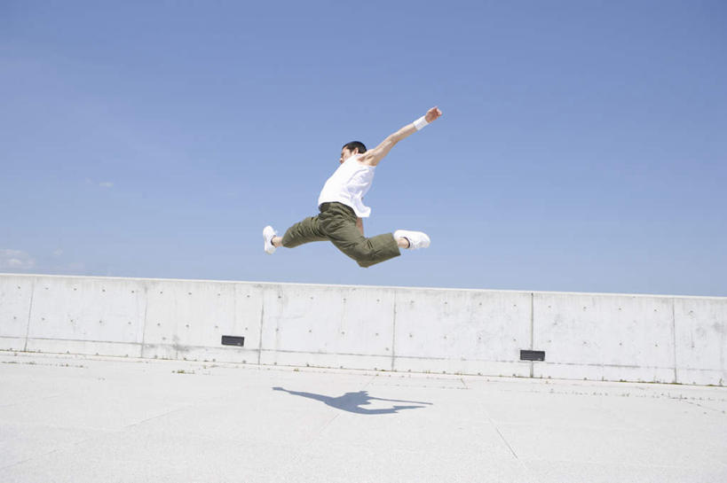 东方人,一个人,跳,伸展双臂,横图,室外,白天,锻炼,瑜伽,运动,草地,草坪,植物,亚洲,仅一个男性,仅一个人,服装,半空,注视,休闲装,黄种人,草,仅一个年轻男性,背面,衣服,蓝色,绿色,蓝天,天空,天,观察,看,休闲,休闲服,养生,服饰,观看,察看,关注,体育,男人,男性,年轻男性,亚洲人,敞开双臂,伸开双臂,跳跃,展开双肩,张开手臂,张开双臂,彩图,全身,健身