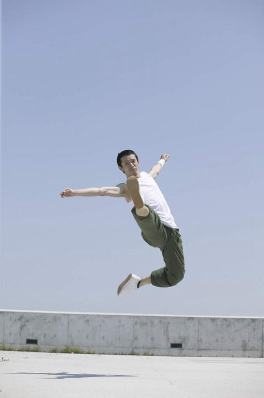 东方人,一个人,跳,伸展双臂,竖图,室外,白天,正面,锻炼,瑜伽,运动,草地,草坪,植物,亚洲,仅一个男性,仅一个人,服装,半空,注视,休闲装,黄种人,草,仅一个年轻男性,衣服,蓝色,绿色,蓝天,天空,天,观察,看,休闲,休闲服,养生,服饰,观看,察看,关注,体育,男人,男性,年轻男性,亚洲人,敞开双臂,伸开双臂,跳跃,展开双肩,张开手臂,张开双臂,彩图,全身,健身