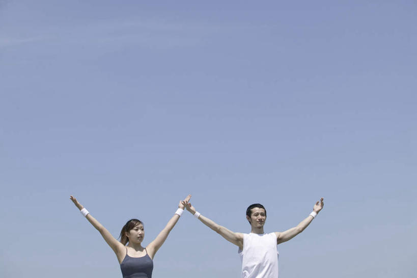东方人,两个人,夫妻,站,举,伸展双臂,横图,室外,白天,仰视,爱情,锻炼,运动,亚洲,服装,浪漫,注视,休闲装,黄种人,衣服,蓝色,蓝天,天空,天,观察,看,托,站着,休闲,休闲服,恩爱,恋人,服饰,观看,察看,关注,体育,男人,男性,年轻男性,年轻女性,女人,女性,亚洲人,情侣,敞开双臂,举起,举手,举着,伸开双臂,向上举,向上伸,向上托,展开双肩,张开手臂,张开双臂,半身,彩图,低角度拍摄,健身,伴侣