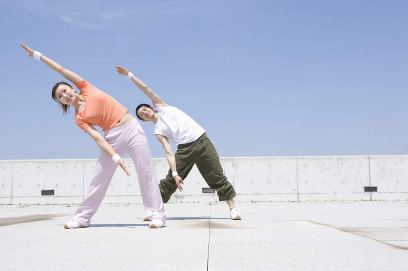 东方人,两个人,伸展双臂,横图,室外,白天,正面,爱情,锻炼,瑜伽,运动,草地,草坪,植物,亚洲,弯腰,服装,浪漫,注视,休闲装,黄种人,草,衣服,蓝色,绿色,蓝天,天空,天,观察,看,休闲,温暖,温馨,休闲服,恩爱,养生,恋人,服饰,观看,和睦,察看,关注,弯身,体育,男人,男性,年轻男性,年轻女性,女人,女性,亚洲人,情侣,敞开双臂,伸开双臂,展开双肩,张开手臂,张开双臂,彩图,全身,健身,伴侣,融洽