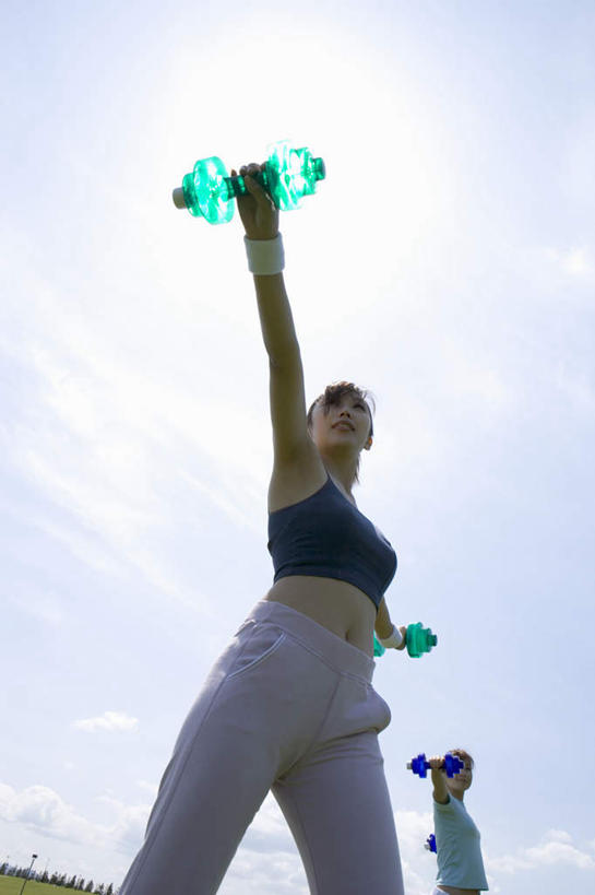 东方人,两个人,伙伴,朋友,站,举,伸展双臂,竖图,室外,白天,仰视,锻炼,友谊,运动,哑铃,亚洲,服装,拿,拿着,注视,休闲装,黄种人,运动器械,衣服,观察,看,托,站着,休闲,休闲服,健身器械,服饰,观看,察看,关注,健身器材,体育,友情,年轻女性,女人,女性,亚洲人,敞开双臂,举起,举手,举着,伸开双臂,向上举,向上伸,向上托,展开双肩,张开手臂,张开双臂,半身,彩图,低角度拍摄,健身,运动器材