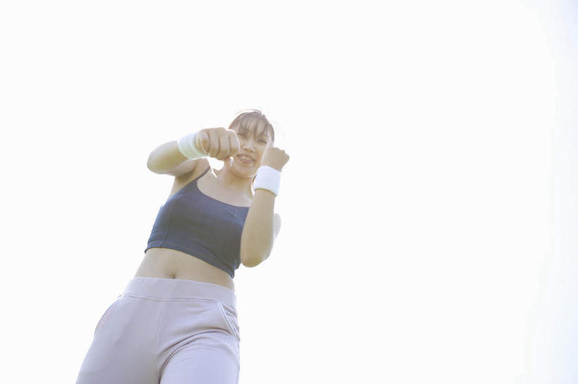 东方人,拳,一个人,站,横图,室外,白天,仰视,锻炼,运动,亚洲,仅一个年轻女性,仅一个女性,仅一个人,握,服装,云,云朵,云彩,注视,休闲装,黄种人,鼓励,衣服,白云,天空,天,观察,加油,看,手势,握拳,站着,休闲,休闲服,打气,握着,服饰,观看,察看,关注,鼓舞,体育,年轻女性,女人,女性,亚洲人,拳头,站立,半身,彩图,低角度拍摄,健身