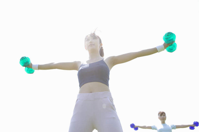 东方人,两个人,伙伴,朋友,站,伸展双臂,横图,室外,白天,仰视,锻炼,友谊,运动,哑铃,亚洲,服装,云,云朵,拿,云彩,拿着,注视,休闲装,黄种人,运动器械,衣服,白云,观察,看,站着,休闲,休闲服,健身器械,服饰,观看,察看,关注,健身器材,体育,友情,年轻女性,女人,女性,亚洲人,敞开双臂,伸开双臂,展开双肩,站立,张开手臂,张开双臂,半身,彩图,低角度拍摄,健身,运动器材