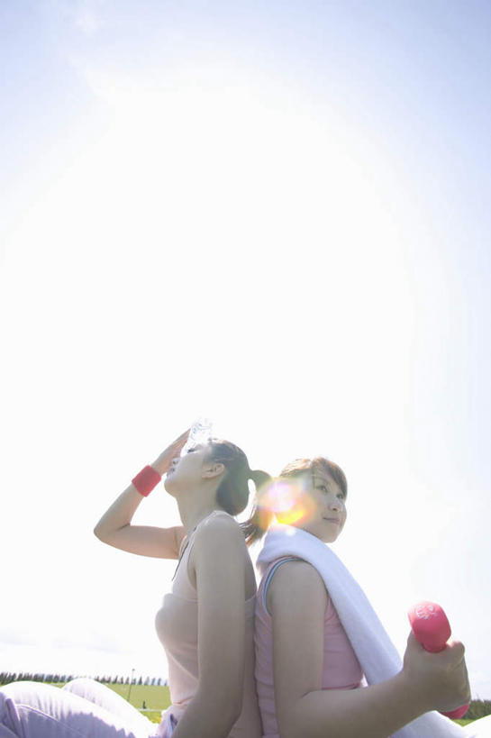 东方人,两个人,伙伴,朋友,坐,竖图,室外,白天,仰视,锻炼,友谊,安全,运动,哑铃,亚洲,服装,拿,拿着,依靠,注视,休闲装,黄种人,运动器械,衣服,观察,看,倚靠,背靠背,休闲,休闲服,健身器械,背对背,服饰,观看,察看,关注,健身器材,体育,信任,友情,年轻女性,女人,女性,亚洲人,坐着,半身,彩图,低角度拍摄,健身,运动器材